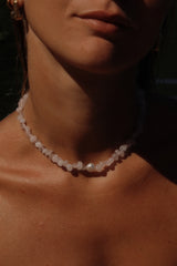 ROSAMORE SPARKLE – Rosenquarz-Kette mit Süßwasserperlen